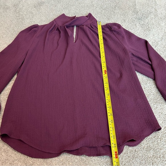 RW&CO Maroon Burgundy pleated Twisted-Mockneck peephole Blouse long sleeve Sz M - Picture 10 of 12